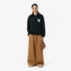 Bluza z wysokim kołnierzem, zamkiem błyskawicznym i naszywką z motywem z wybiegu Bluza z wysokim kołnierzem, zamkiem błyskawicznym i naszywką z motywem z wybiegu