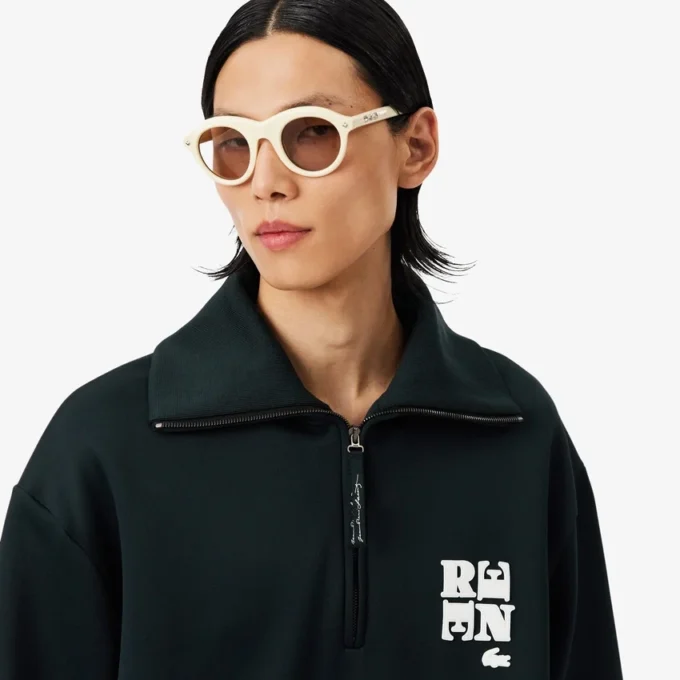 Bluza z wysokim kołnierzem, zamkiem błyskawicznym i naszywką z motywem z wybiegu Bluza z wysokim kołnierzem, zamkiem błyskawicznym i naszywką z motywem z wybiegu