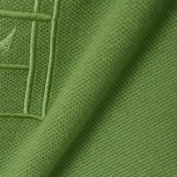 Klasyczny krój z haftowanym detalem – koszulka Polo z tkaniny Petit Piqua Klasyczny krój z haftowanym detalem – koszulka Polo z tkaniny Petit Piqua