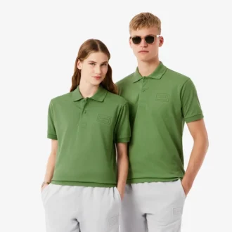 Klasyczny krój z wytłoczonym logo na koszulce Polo