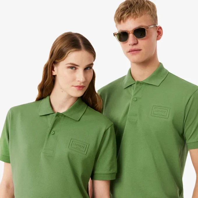 Klasyczny krój z wytłoczonym logo na koszulce Polo