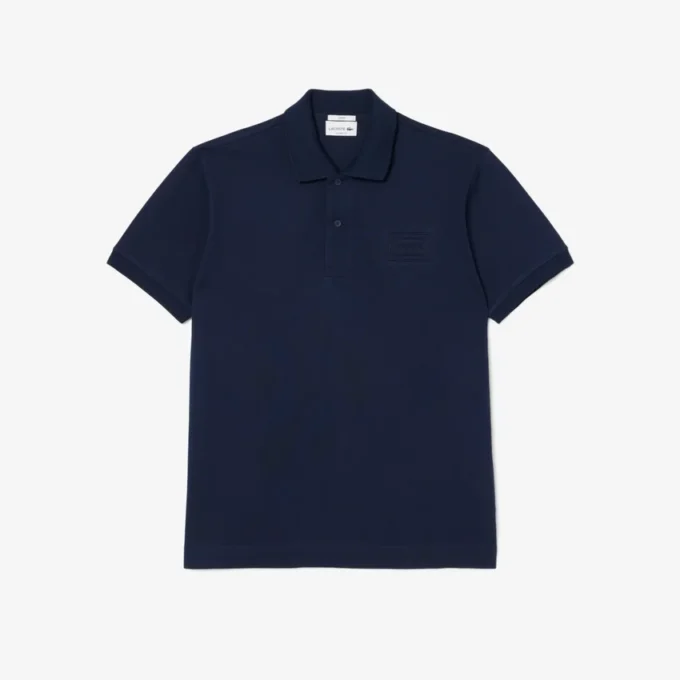 Klasyczny krój z wytłoczonym logo na koszulce Polo