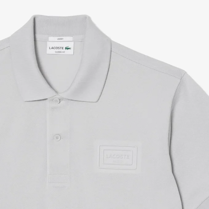 Klasyczny krój z wytłoczonym logo na koszulce Polo