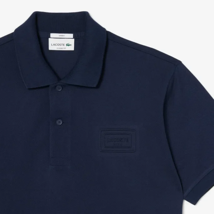 Klasyczny krój z wytłoczonym logo na koszulce Polo