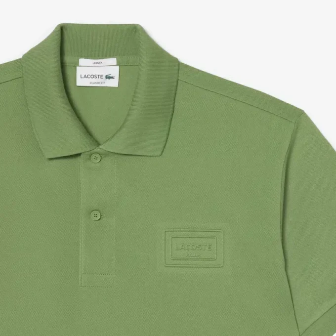 Klasyczny krój z wytłoczonym logo na koszulce Polo