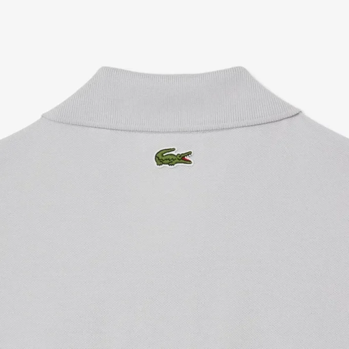 Klasyczny krój z wytłoczonym logo na koszulce Polo