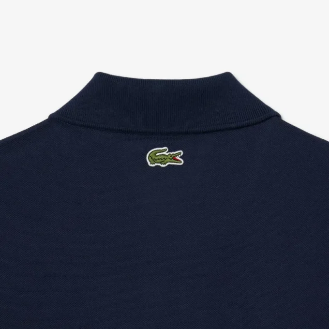 Klasyczny krój z wytłoczonym logo na koszulce Polo