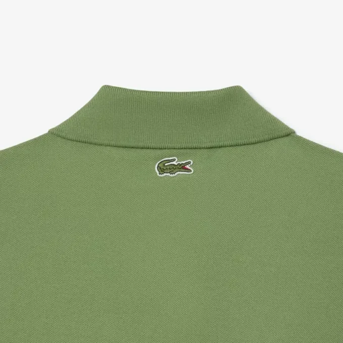 Klasyczny krój z wytłoczonym logo na koszulce Polo