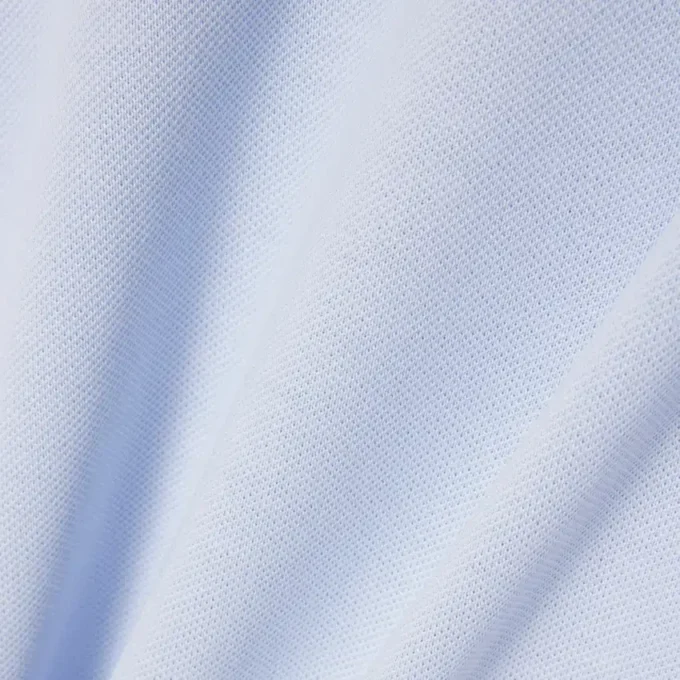 Klasyczny krój z wytłoczonym logo na koszulce Polo