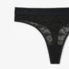 Koronkowe stringi z logo w pasie