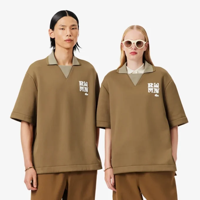 Koszulka Polo oversize z satyny z naszywką z wybiegu Koszulka Polo oversize z satyny z naszywką z wybiegu