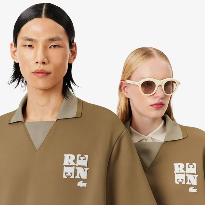 Koszulka Polo oversize z satyny z naszywką z wybiegu Koszulka Polo oversize z satyny z naszywką z wybiegu