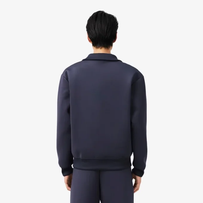 Kurtka z wysokim kołnierzem i charakterystycznym haftem Kurtka z wysokim kołnierzem i charakterystycznym haftem