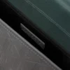 Mała skórzana torebka z klapką i monogramem Mała skórzana torebka z klapką i monogramem