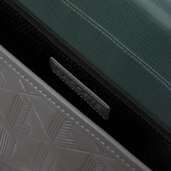 Mała skórzana torebka z klapką i monogramem Mała skórzana torebka z klapką i monogramem