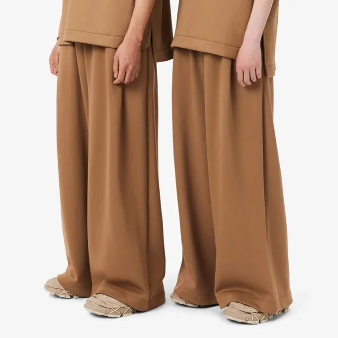 Spodnie dresowe z plisowanej satyny z kolekcji Runway Spodnie dresowe z plisowanej satyny z kolekcji Runway