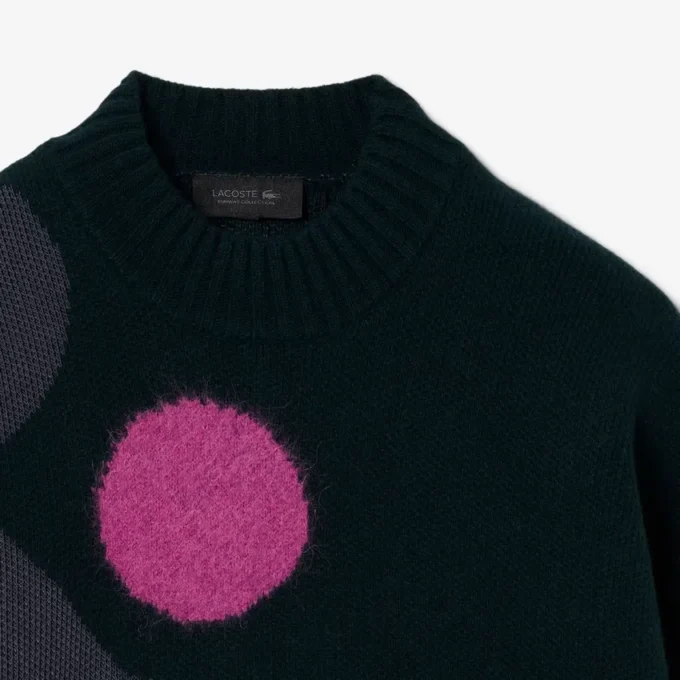 Sweter z graficznym wzorem w stylu z wybiegu