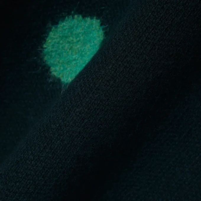 Sweter z graficznym wzorem w stylu z wybiegu