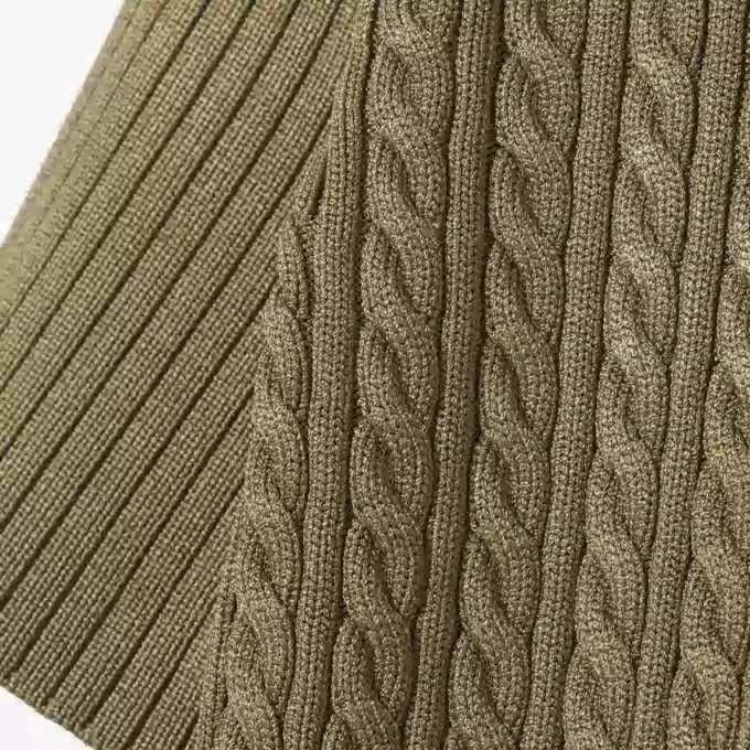 Sweter z kołnierzem Polo z dzianiny typu cable z kolekcji Runway