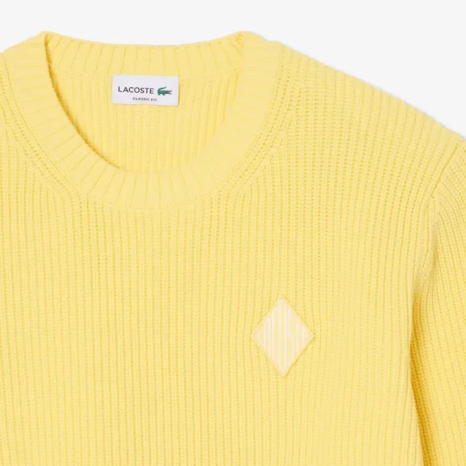 Sweter z naszywką z dzianiny ściągaczowej w kolorze perłowym