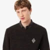 Sweter z naszywką z dzianiny w prążki